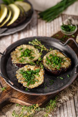 Mavi peynirli, sarımsaklı, taze otlu patlıcan.