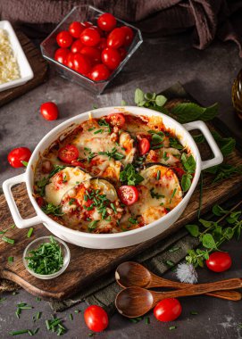 Peynirli, otlu ve domates soslu patlıcan.