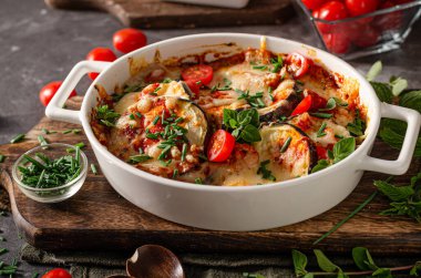 Peynirli, otlu ve domates soslu patlıcan.