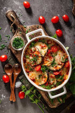 Peynirli, otlu ve domates soslu patlıcan.