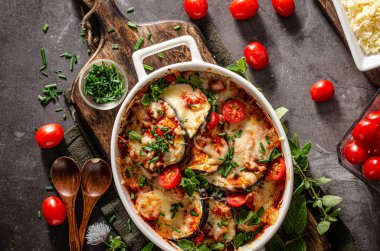 Peynirli, otlu ve domates soslu patlıcan.