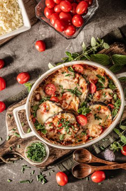 Peynirli, otlu ve domates soslu patlıcan.