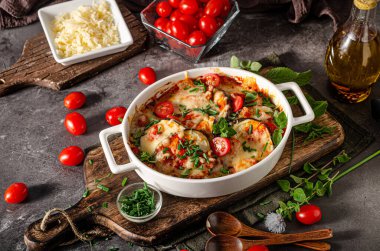 Peynirli, otlu ve domates soslu patlıcan.