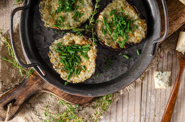 Auberginen Gebacken Mit Blauschimmelkäse Und Knoblauch Frischen Kräutern — Stockfoto