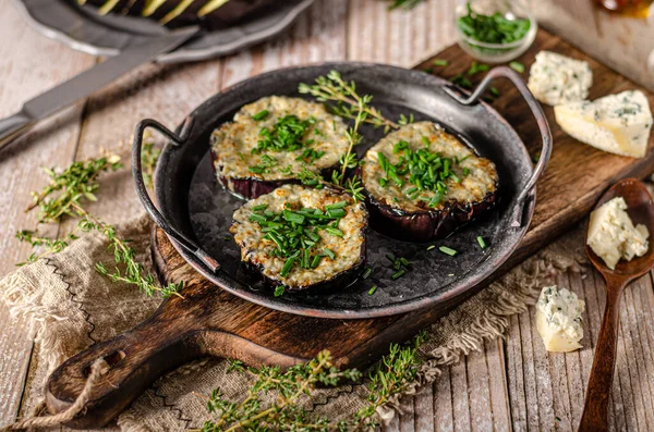 Berenjena Horno Con Queso Azul Ajo Hierbas Frescas — Foto de Stock