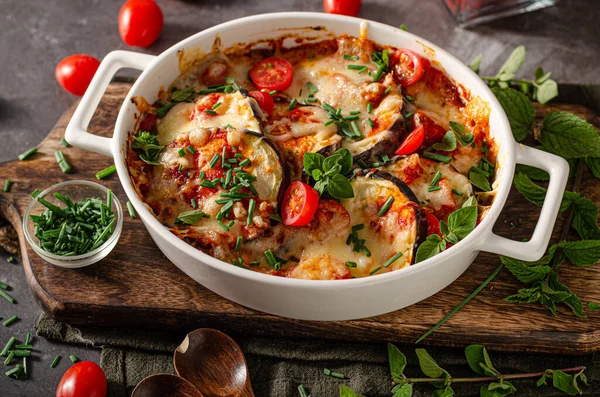 Berenjena Horno Con Queso Hierbas Salsa Tomate —  Fotos de Stock