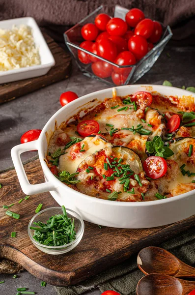 Berenjena Horno Con Queso Hierbas Salsa Tomate —  Fotos de Stock