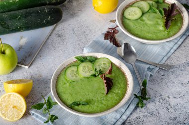 Taze ve temiz soğuk çorba, lezzetli vitaminlerle dolu.