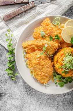 Mısır gevreği ve tatlı patatesli lezzetli ekmek.