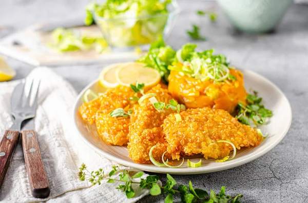 Heerlijk Gepaneerd Vlees Met Cornflakes Zoete Aardappelen — Stockfoto