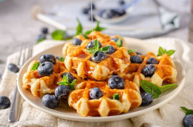 Lezzetli tatlı kahvaltı, Cripsy Waffle, taze böğürtlen ve akçaağaç şurubu.