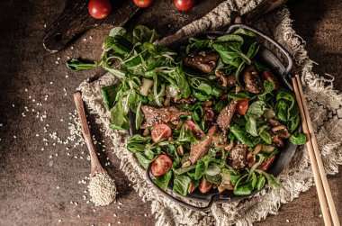 Lezzetli ve sade salata, susamlı Tayland tavuğu.