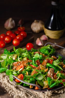 Lezzetli ve sade salata, susamlı Tayland tavuğu.