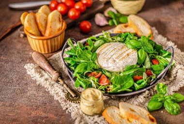 Lezzetli ve sade salata, susamlı Tayland tavuğu.