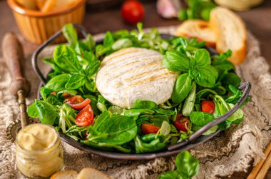 Izgara camembert ve dijon hardallı taze salata.