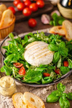 Izgara camembert ve dijon hardallı taze salata.
