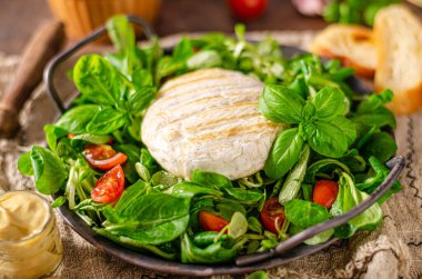 Izgara camembert ve dijon hardallı taze salata.