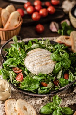 Izgara camembert ve dijon hardallı taze salata.