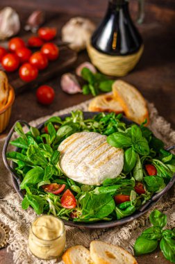 Izgara camembert ve dijon hardallı taze salata.