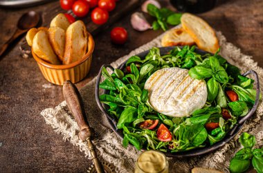 Izgara camembert ve dijon hardallı taze salata.