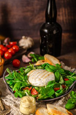 Izgara camembert ve dijon hardallı taze salata.