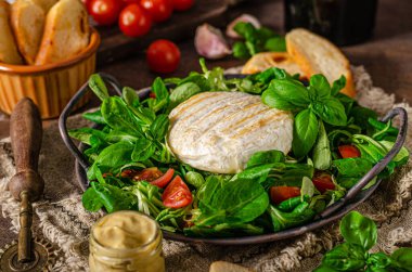 Izgara camembert ve dijon hardallı taze salata.