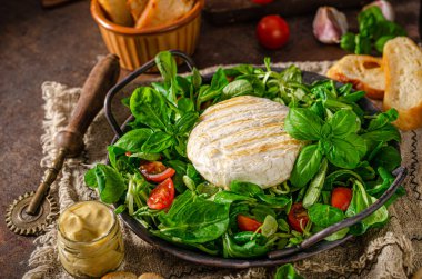 Izgara camembert ve dijon hardallı taze salata.