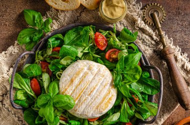 Izgara camembert ve dijon hardallı taze salata.