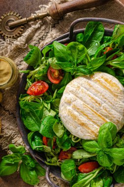 Izgara camembert ve dijon hardallı taze salata.