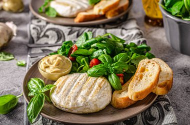 Izgara camembert ve dijon hardallı taze salata.