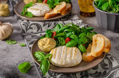 Izgara camembert ve dijon hardallı taze salata.