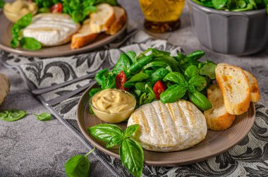 Izgara camembert ve dijon hardallı taze salata.