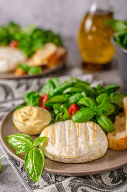 Izgara camembert ve dijon hardallı taze salata.