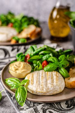 Izgara camembert ve dijon hardallı taze salata.
