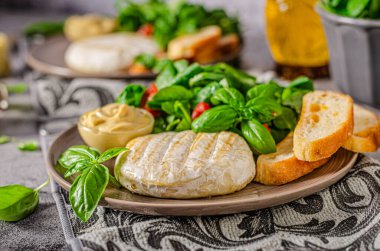 Izgara camembert ve dijon hardallı taze salata.