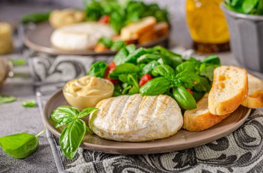 Izgara camembert ve dijon hardallı taze salata.