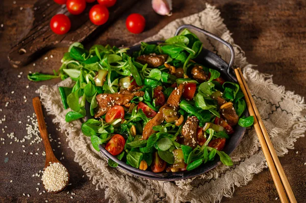 Heerlijke Eenvoudige Salade Met Thaise Kip Met Sesam — Stockfoto