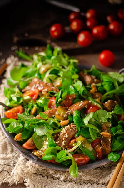 Köstlicher Und Einfacher Salat Mit Thailändischem Huhn Mit Sesam — Stockfoto