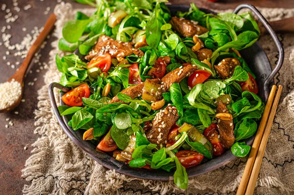 Heerlijke Eenvoudige Salade Met Thaise Kip Met Sesam — Stockfoto