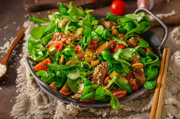 Köstlicher Und Einfacher Salat Mit Thailändischem Huhn Mit Sesam — Stockfoto