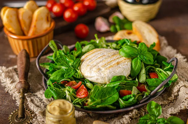 Salad Segar Dengan Camembert Panggang Dan Dijon Mustard — Stok Foto
