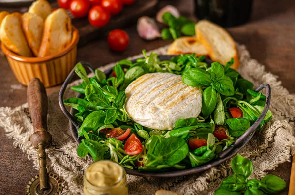 Izgara camembert ve dijon hardallı taze salata.