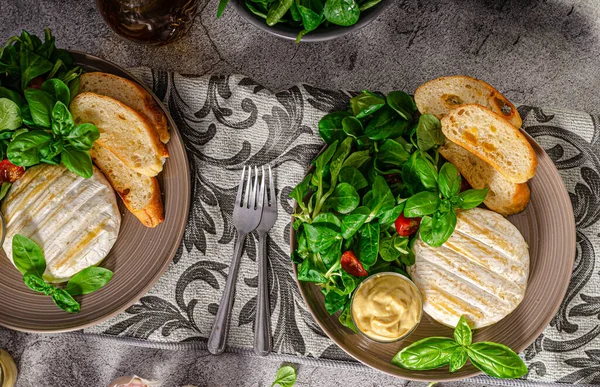 Färsk Sallad Med Grillad Camembert Och Dijonsenap — Stockfoto