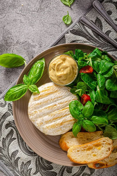 Verse Salade Met Gegrilde Camembert Dijon Mosterd — Stockfoto