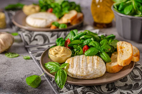 Frischer Salat Mit Gegrilltem Camembert Und Dijon Senf — Stockfoto