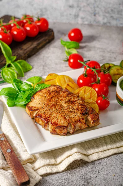 Gegrilde Biefstuk Met Kruiden Saus Gegrilde Groente Met Knoflook — Stockfoto