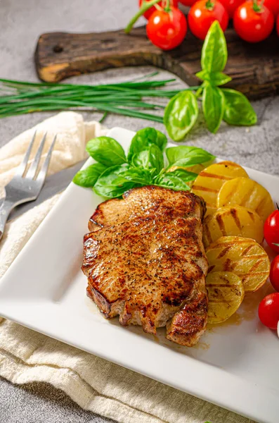 Grilovaný Steak Bylinkovou Omáčkou Grilovaná Zelenina Česnekem — Stock fotografie