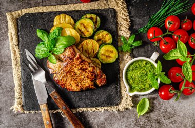 Bitki soslu ızgara biftek, sarımsaklı ızgara sebze.