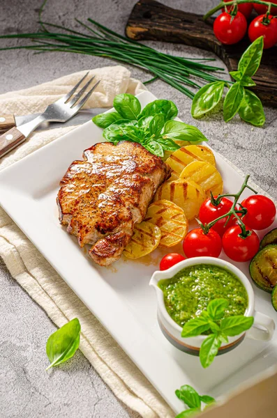 Grilovaný Steak Bylinkovou Omáčkou Grilovaná Zelenina Česnekem — Stock fotografie