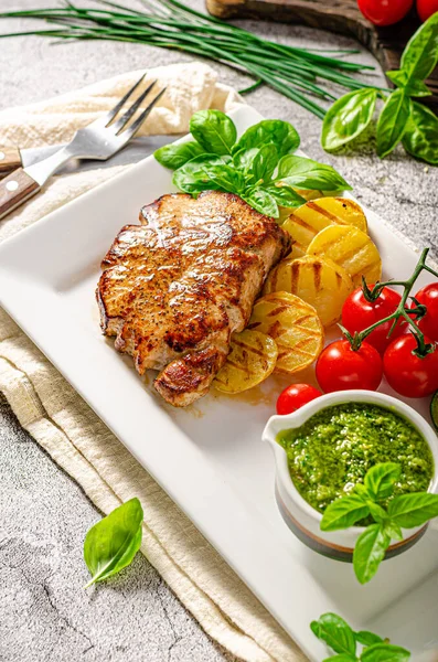 Grilovaný Steak Bylinkovou Omáčkou Grilovaná Zelenina Česnekem — Stock fotografie